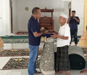 Reskrim Nagan Raya Serahkan Bantuan Ambal untuk Masjid Baitul Makarramah Alue Wakie, Begini Respon Tokoh Masyarakat