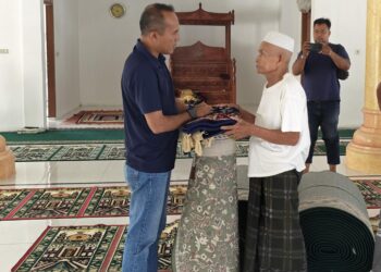 Reskrim Nagan Raya Serahkan Bantuan Ambal untuk Masjid Baitul Makarramah Alue Wakie, Begini Respon Tokoh Masyarakat