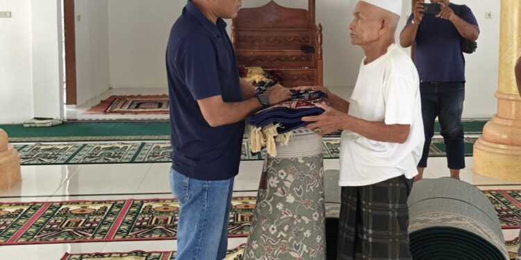 Reskrim Nagan Raya Serahkan Bantuan Ambal untuk Masjid Baitul Makarramah Alue Wakie, Begini Respon Tokoh Masyarakat