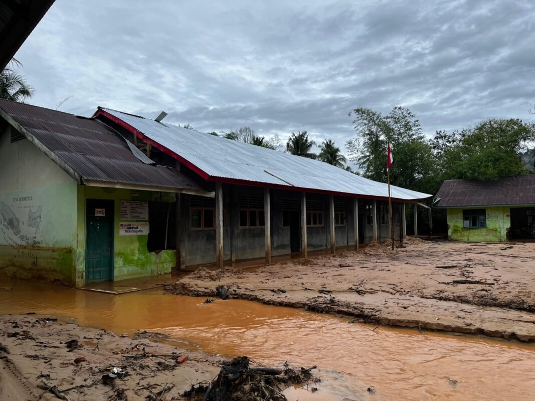 Satgas Gulbencal Laksanakan Pembersihan Ulang SDN Tukka Akibat Banjir Susulan