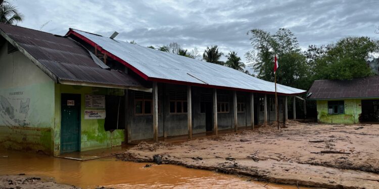 Satgas Gulbencal Laksanakan Pembersihan Ulang SDN Tukka Akibat Banjir Susulan