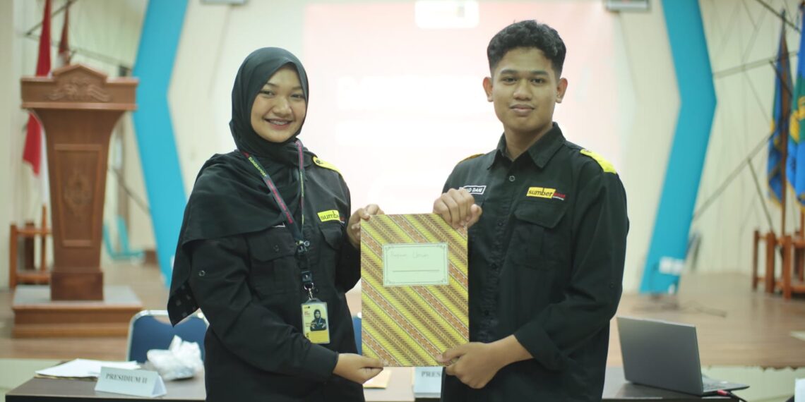 Serah terima jabatan dari pimpinan umum 2025-2026 Rauzatul Jannah ke pimpinan umum 2026-2027 Ahmad Dani, Rabu (25/02/2026). (TubinNews/HO Sumberpost)