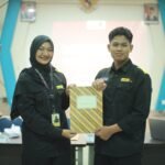Serah terima jabatan dari pimpinan umum 2025-2026 Rauzatul Jannah ke pimpinan umum 2026-2027 Ahmad Dani, Rabu (25/02/2026). (TubinNews/HO Sumberpost)