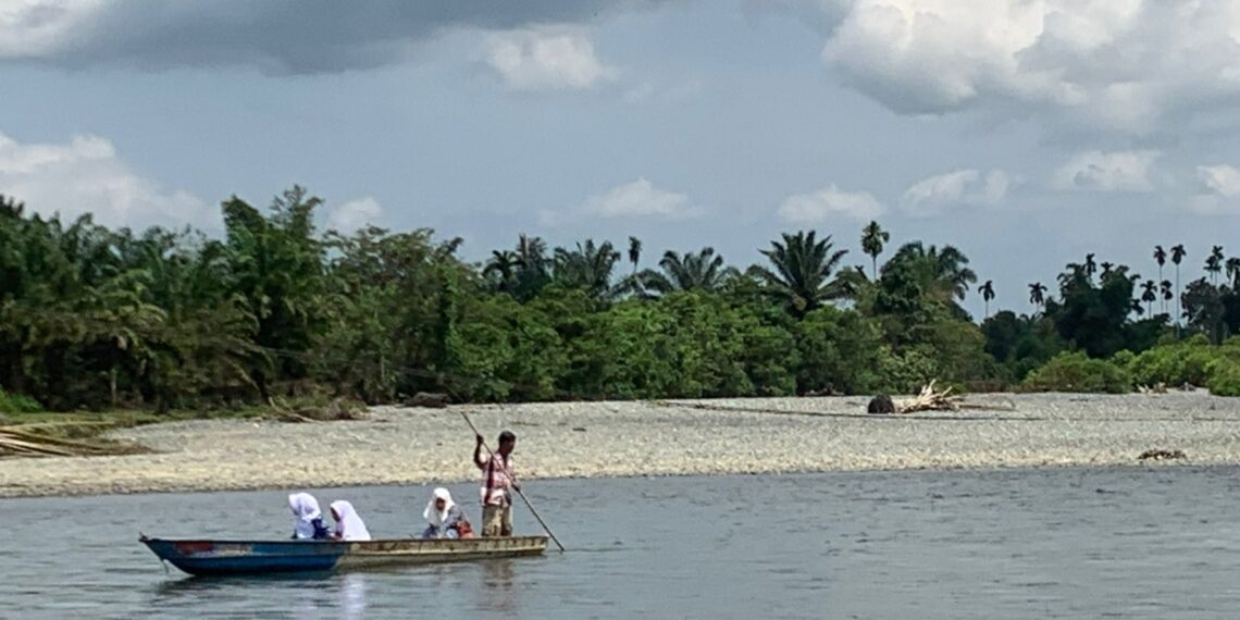 Setahun Didesak Wangsa, Jembatan Cot Punti Belum Dibangun, Siswa Naik Perahu
