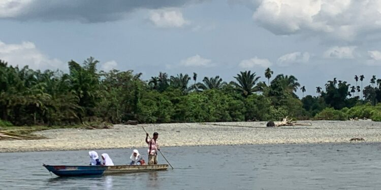 Setahun Didesak Wangsa, Jembatan Cot Punti Belum Dibangun, Siswa Naik Perahu