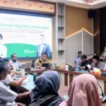 Plt Sekda Aceh Barat Dr. Ir. Kurdi membuka pelatihan pengelolaan sampah terpadu