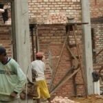 Buruh bangunan yang merupakan bagian dari pekerjaan setengah pengangguran. (Dok. suarasurabaya.net)