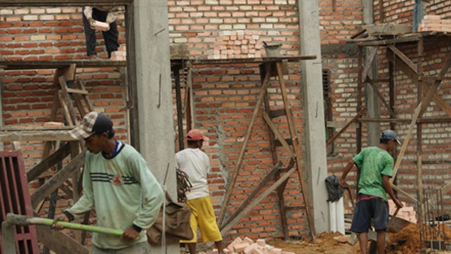Buruh bangunan yang merupakan bagian dari pekerjaan setengah pengangguran. (Dok. suarasurabaya.net)