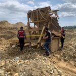 Petugas pasang police line di alat penyaringan emas di salah satu tambang ilegal. (Dok. Ist)