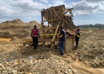 Petugas pasang police line di alat penyaringan emas di salah satu tambang ilegal. (Dok. Ist)