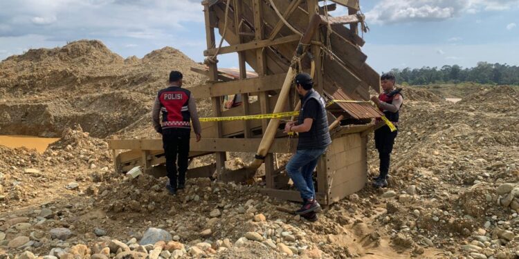 Petugas pasang police line di alat penyaringan emas di salah satu tambang ilegal. (Dok. Ist)