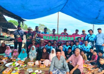 Komunitas CAKRA menyerahkan santunan kepada anak yatim di Bayeun Aceh Timur jelang Ramadhan 1447 H