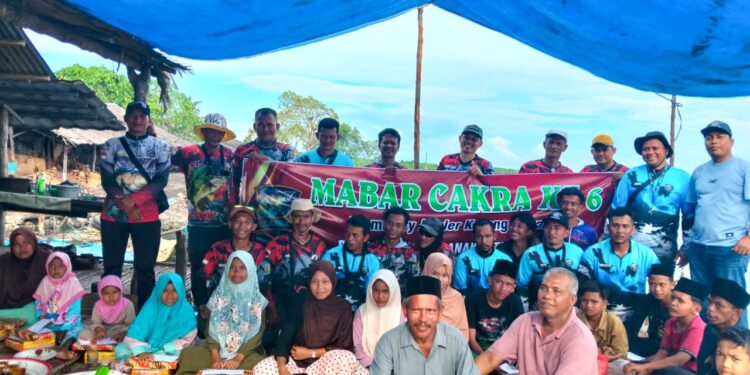 Komunitas CAKRA menyerahkan santunan kepada anak yatim di Bayeun Aceh Timur jelang Ramadhan 1447 H