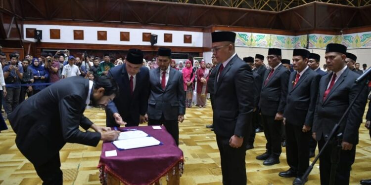 Breaking News: Mualem Lantik Sejumlah Pejabat Eselon II