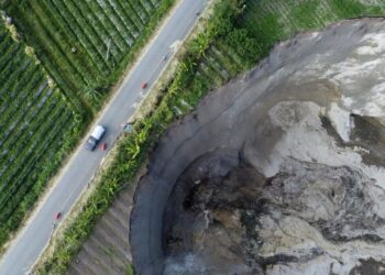 Pergerakan Air di Bawah Tanah Mengakibatkan Lubang Raksasa Ketol Kian Melebar