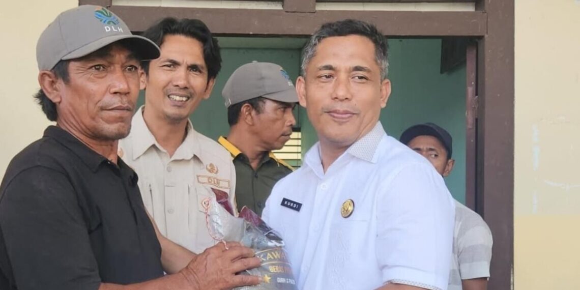 Kadis DLH Aceh Barat Sambut Ramadhan dengan Berbagi untuk Petugas Kebersihan