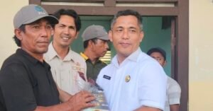 Kadis DLH Aceh Barat Sambut Ramadhan dengan Berbagi untuk Petugas Kebersihan