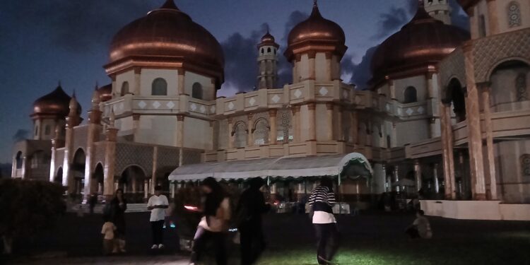 Masjid Agung Menuai Kegelapan Saat Shalat Magrib