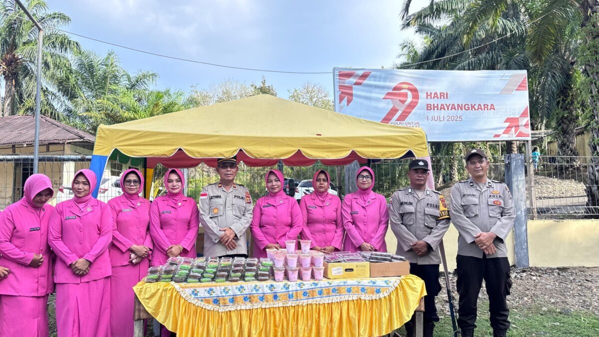 Polsek Woyla Bersama Bhayangkari Bagikan Takjil