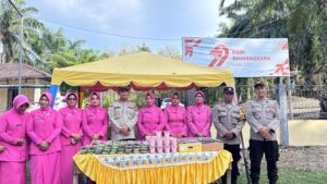 Polsek Woyla Bersama Bhayangkari Bagikan Takjil
