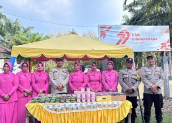 Polsek Woyla Bersama Bhayangkari Bagikan Takjil