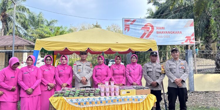 Polsek Woyla Bersama Bhayangkari Bagikan Takjil