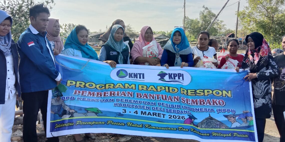 Kepedulian Ormas Bagi Warga Terdampak Banjir Rob Bagikan Bantuan Beras