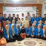 Mahasiswa awardee BCB Angkatan VII UIN Ar-Raniry bersama pengurus dan anak-anak Asrama Sahabat Yatim. (Dok/Ist)