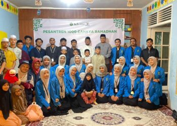Mahasiswa awardee BCB Angkatan VII UIN Ar-Raniry bersama pengurus dan anak-anak Asrama Sahabat Yatim. (Dok/Ist)