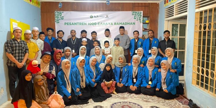Mahasiswa awardee BCB Angkatan VII UIN Ar-Raniry bersama pengurus dan anak-anak Asrama Sahabat Yatim. (Dok/Ist)