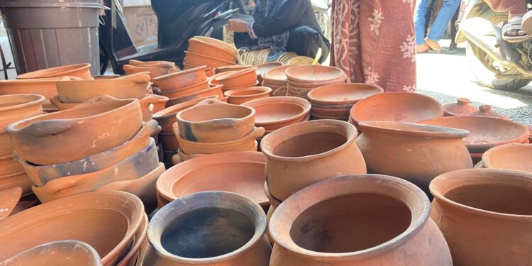 Kumpulan banyak nya wajan-wajan tanah liat yang tersusun rapi milik Nurmala. (TubinNews/Nurul Azkia)