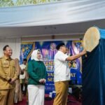 Bupati Deli Serdang, dr H Asri Ludin Tambunan bersama Ketua TP PKK, Ny Jelita Asri Ludin Tambunan didampingi Direktur BUMD Grha Bhineka Perkasa Jaya, Deny Reza ST melakukan pemukulan bedug sebagai tanda dibukanya pelaksanaan Ramadan Fair dan Festival Rakyat 2026. (Dok/Ist)