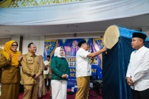 Bupati Deli Serdang, dr H Asri Ludin Tambunan bersama Ketua TP PKK, Ny Jelita Asri Ludin Tambunan didampingi Direktur BUMD Grha Bhineka Perkasa Jaya, Deny Reza ST melakukan pemukulan bedug sebagai tanda dibukanya pelaksanaan Ramadan Fair dan Festival Rakyat 2026. (Dok/Ist)