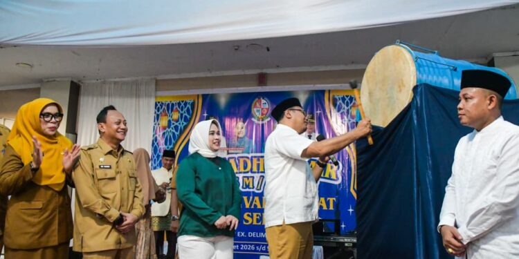 Bupati Deli Serdang, dr H Asri Ludin Tambunan bersama Ketua TP PKK, Ny Jelita Asri Ludin Tambunan didampingi Direktur BUMD Grha Bhineka Perkasa Jaya, Deny Reza ST melakukan pemukulan bedug sebagai tanda dibukanya pelaksanaan Ramadan Fair dan Festival Rakyat 2026. (Dok/Ist)