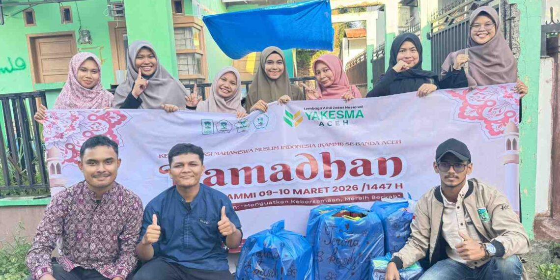 Anggota KAMMI berfoto bersama sebelum berbagi takjil. (TubinNews/Nurul Azkia)