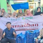 Anggota KAMMI berfoto bersama sebelum berbagi takjil. (TubinNews/Nurul Azkia)