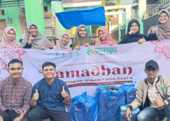 Anggota KAMMI berfoto bersama sebelum berbagi takjil. (TubinNews/Nurul Azkia)