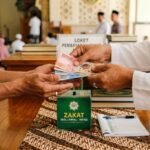 Ilustrasi seseorang memberikan zakat fitrah. (Foto : ilustrasi dibuat menggunakan ChatGPT)