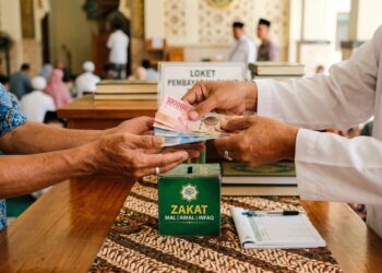 Ilustrasi seseorang memberikan zakat fitrah. (Foto : ilustrasi dibuat menggunakan ChatGPT)