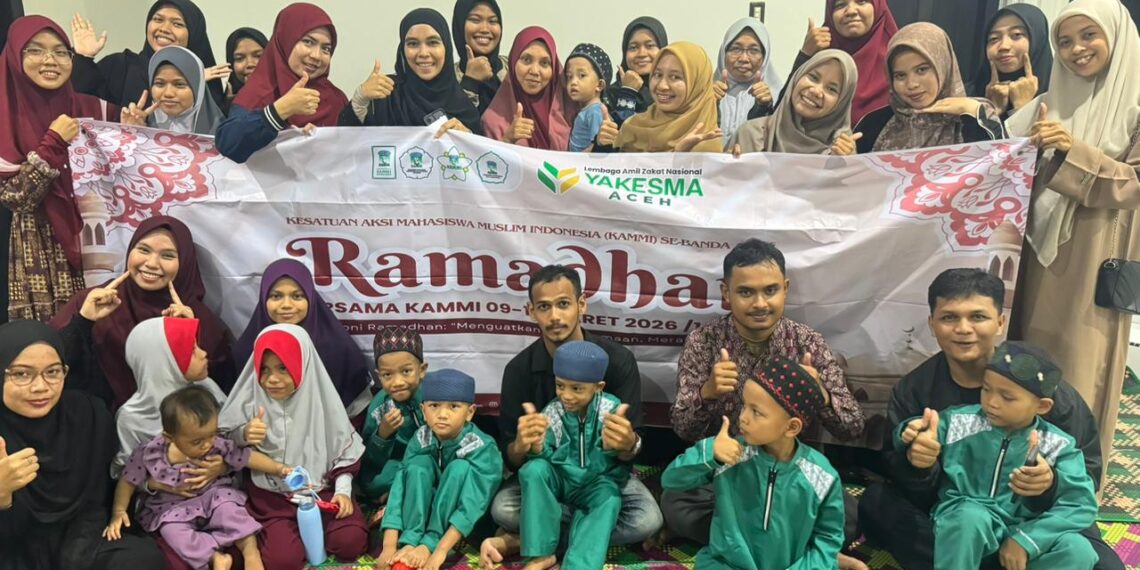 Pengurus KAMMI Banda Aceh foto bersama dengan Anak Yatim Rumah Amal Qolbun Salim. (TubinNews/Nurul Azkia)