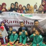 Pengurus KAMMI Banda Aceh foto bersama dengan Anak Yatim Rumah Amal Qolbun Salim. (TubinNews/Nurul Azkia)