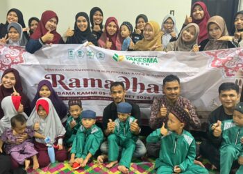 Pengurus KAMMI Banda Aceh foto bersama dengan Anak Yatim Rumah Amal Qolbun Salim. (TubinNews/Nurul Azkia)