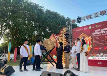 Kemenko PM bersama Pemerintah Kota Banda Aceh saat memukul bedug tanda peluncuran pasar 1001 malam. (Dok/Ist)