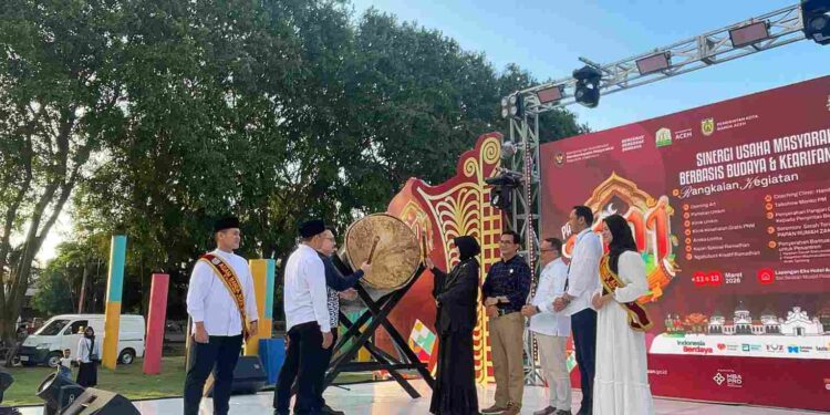Kemenko PM bersama Pemerintah Kota Banda Aceh saat memukul bedug tanda peluncuran pasar 1001 malam. (Dok/Ist)