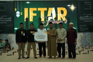 UIN Ar-Raniry Salurkan Sembako dan Santunan untuk Dhuafa dan Pegawai Kebersihan