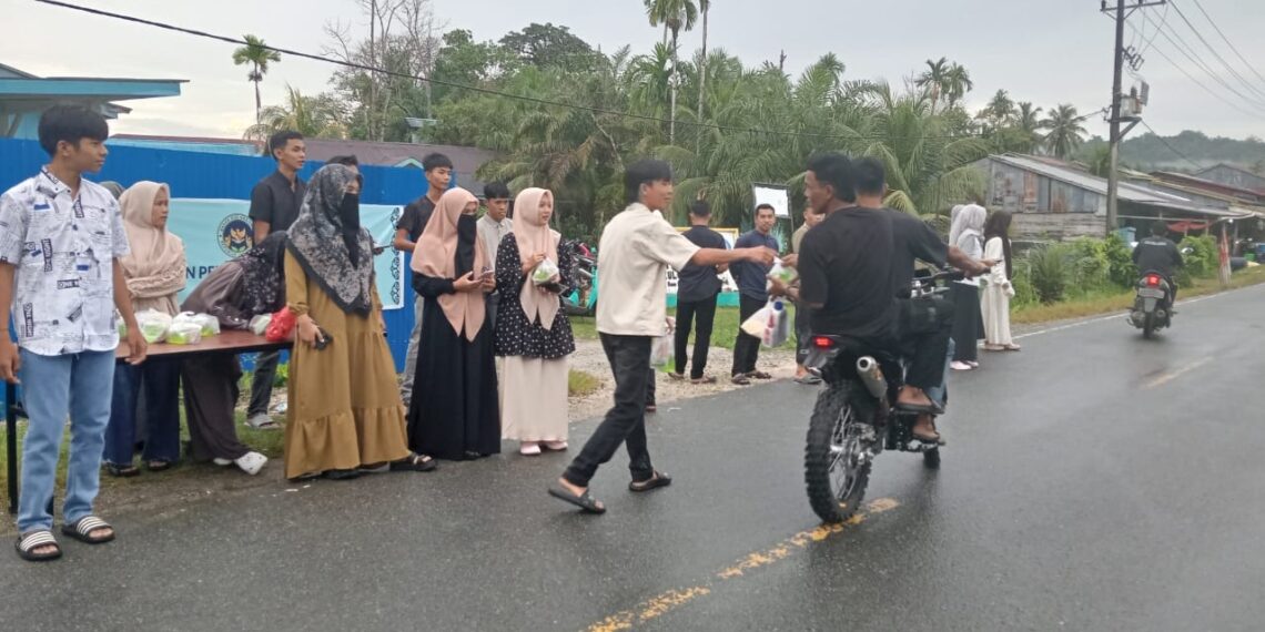 SMA Negeri 3 Simeulue Tengah Bagi-Bagi Takjil kepada Warga