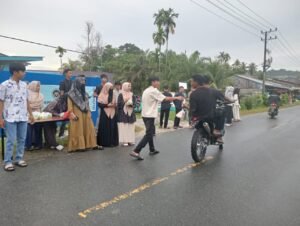 SMA Negeri 3 Simeulue Tengah Bagi-Bagi Takjil kepada Warga