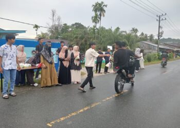 SMA Negeri 3 Simeulue Tengah Bagi Bagi Takjil