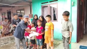 Wartawan Senior, Anggota PWI Aceh Barat Almanudar Berbagi Ceria dengan Anak Yatim di Bulan Ramadhan