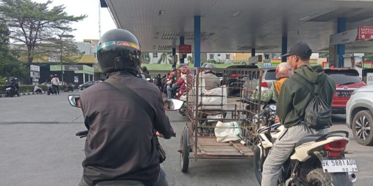 Jelang Hari Raya Antrian BBM di Kota Medan Mengular Warga Semangkin Menjerit